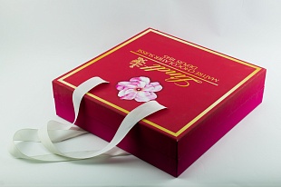 Коробка из переплетного картона Lindt розовая
