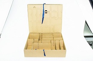 Коробка из переплетного картона бежевая с лентой 