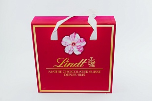 Коробка из переплетного картона Lindt розовая