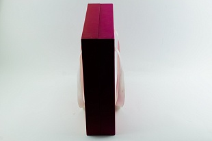 Кашированная коробка из переплетного картона шкатулка Lindt розовая